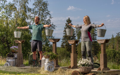 TØFF KAMP: Det ble noen lange minutter da de to semifinalistene møttes i melkespannholding. Foto: Alex Iversen / TV 2 TØFF KAMP: Det ble noen lange minutter da de to semifinalistene møttes i melkespannholding. Foto: Alex Iversen / TV 2